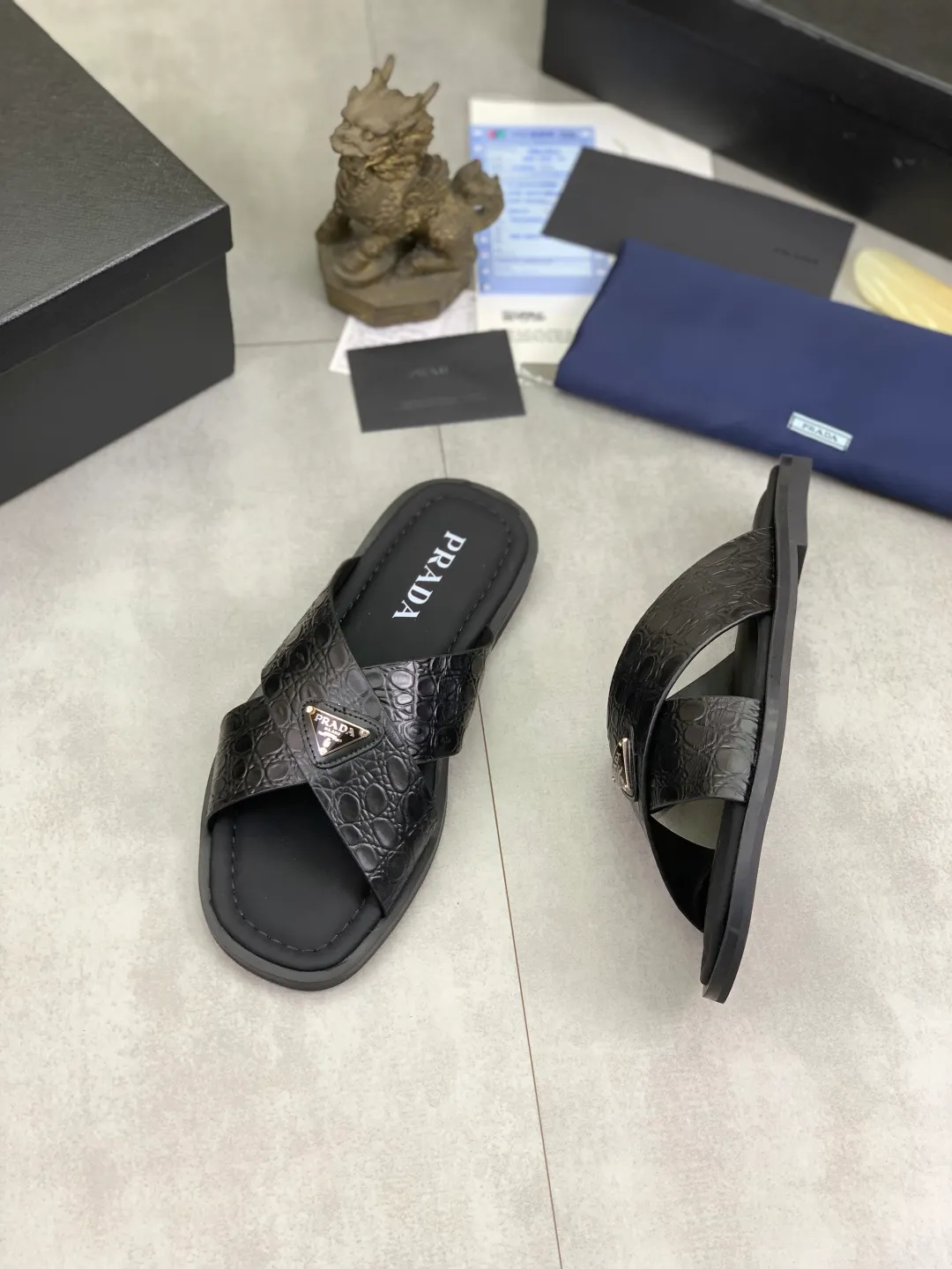 Men's shoes 💰P320💰【New style】🎁🎁🎁 PRADA Prada's new casual slippers, original official website 1:1, perfect workmanship, conveying a kind of noble luxury, sublimating its definition of luxury in Prada's high-end extraordinary craftsmanship. Original combination outsole, size: 39-46 colors 🉑️ to choose from